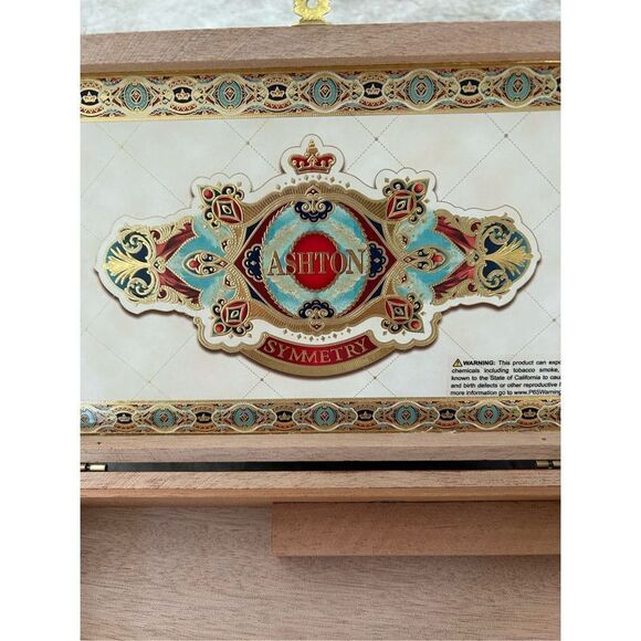 Beautiful Wooden Cigar Box - Picture 6 of 6